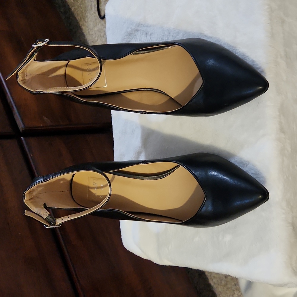 Black high heels..Kaari Blue Size 7.5